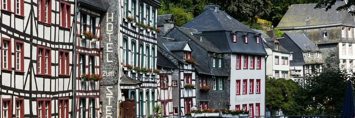 Verschiedene Dächer und Fassaden